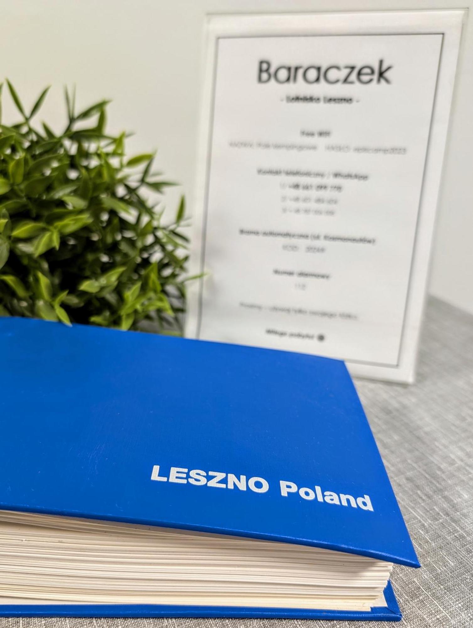 Baraczek Lotnisko Leszno Hostel Лешно Екстериор снимка