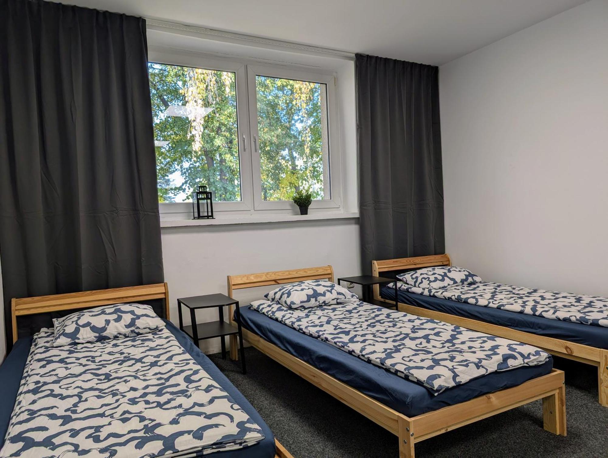 Baraczek Lotnisko Leszno Hostel Лешно Екстериор снимка