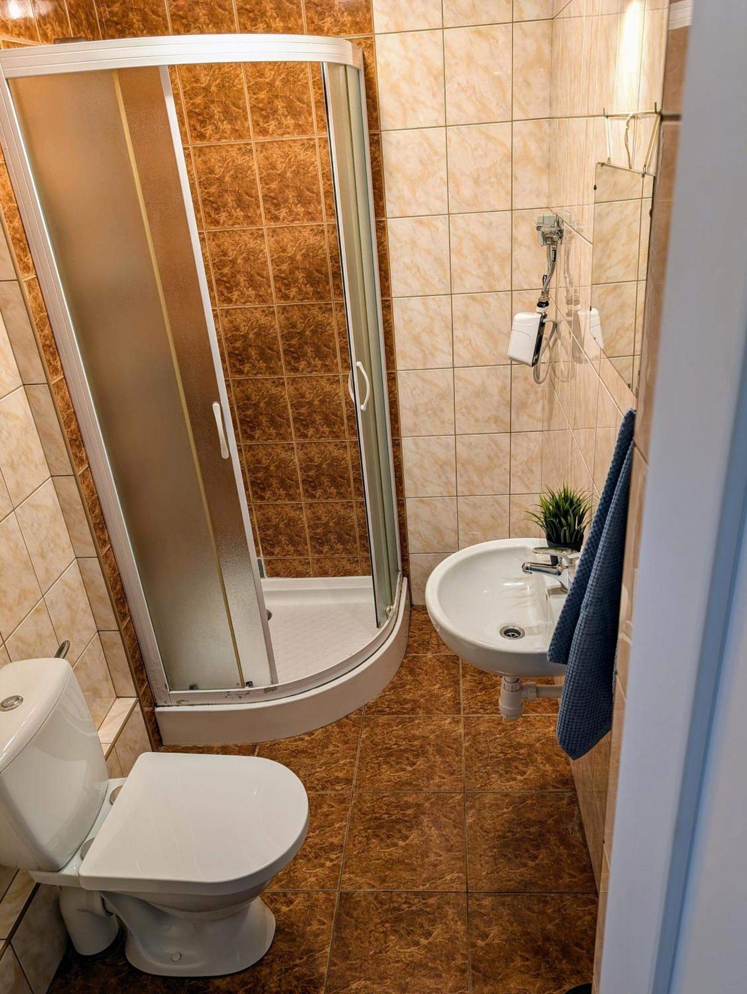 Baraczek Lotnisko Leszno Hostel Лешно Екстериор снимка