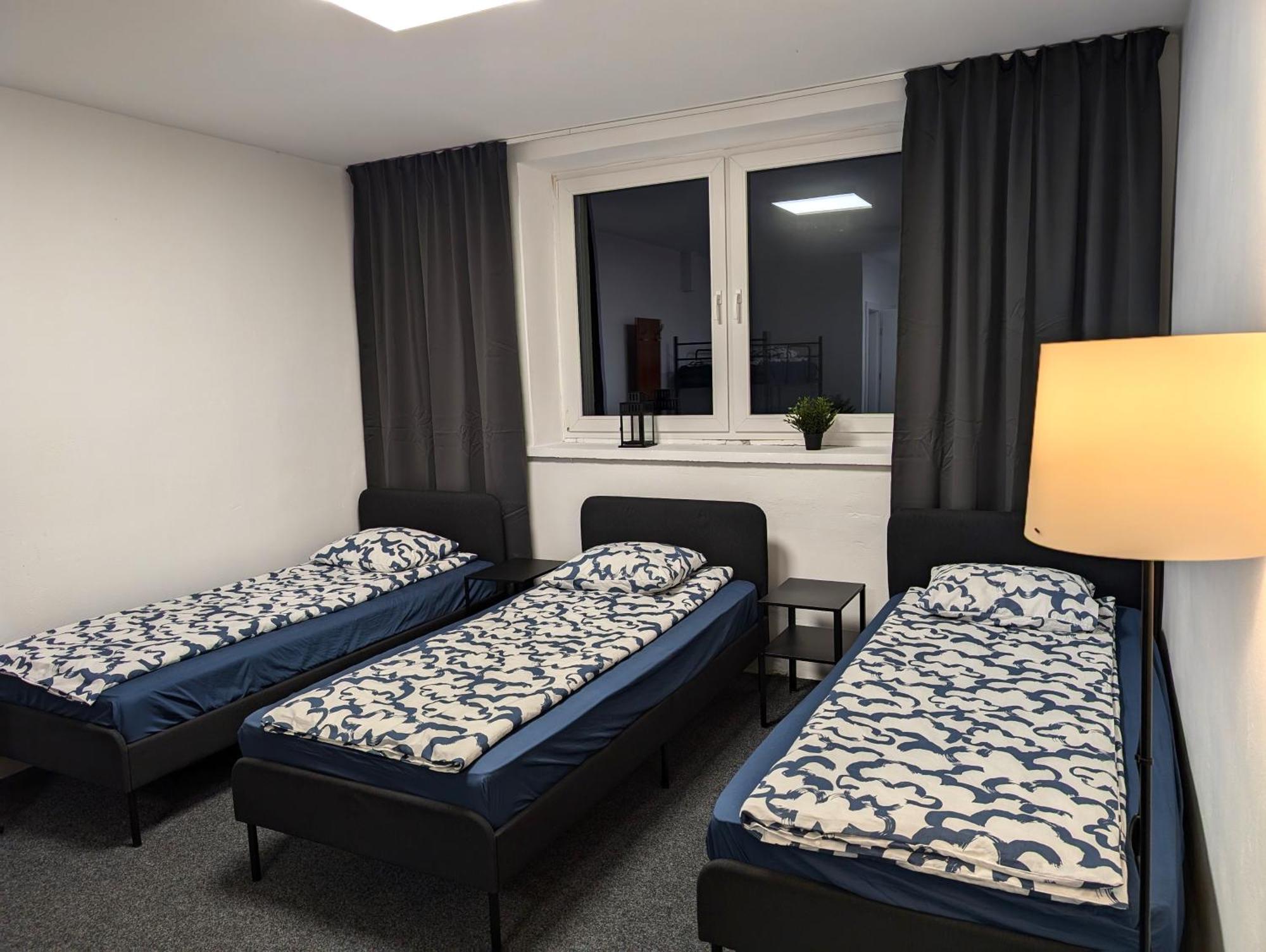 Baraczek Lotnisko Leszno Hostel Лешно Екстериор снимка