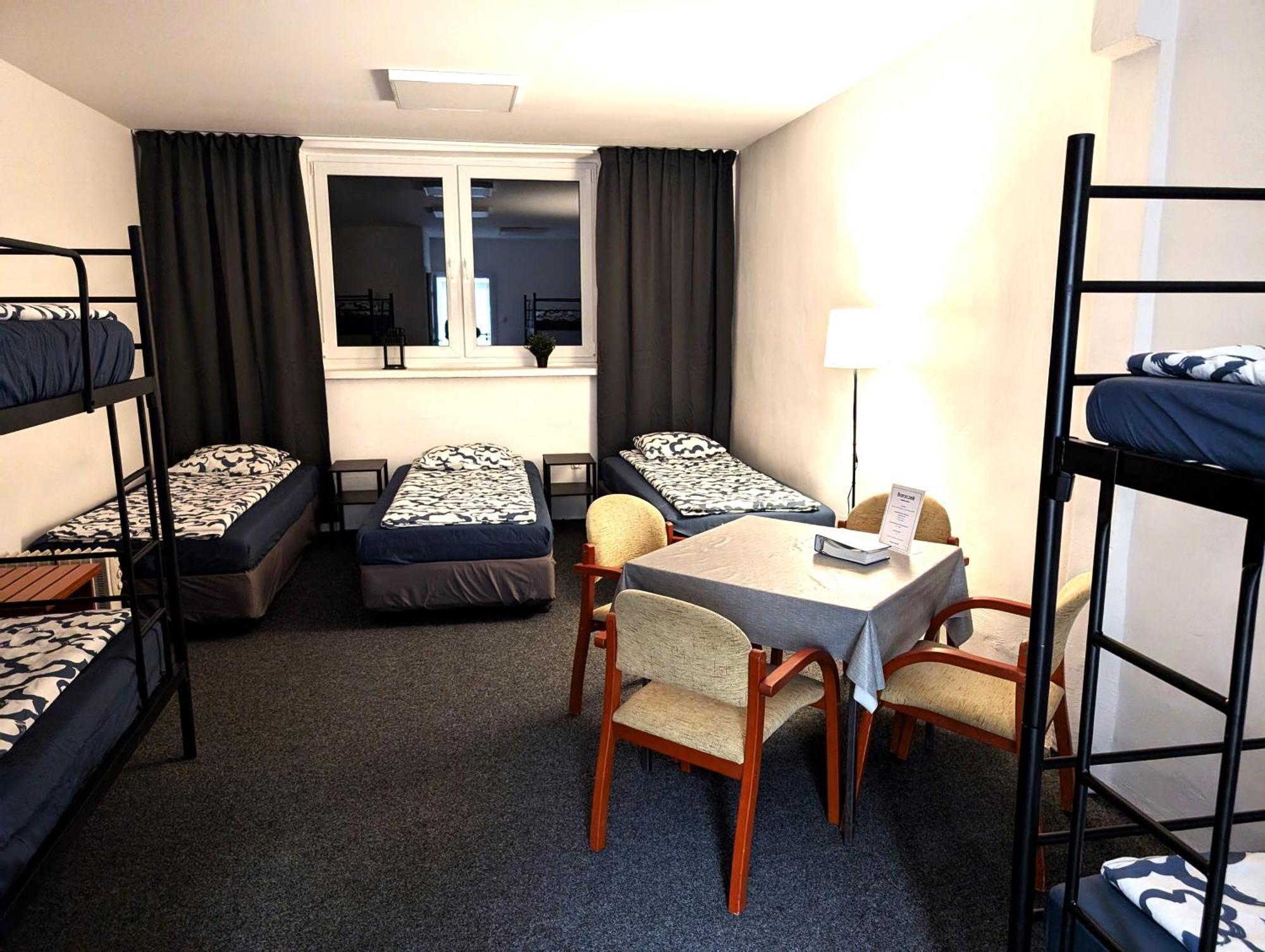 Baraczek Lotnisko Leszno Hostel Лешно Екстериор снимка