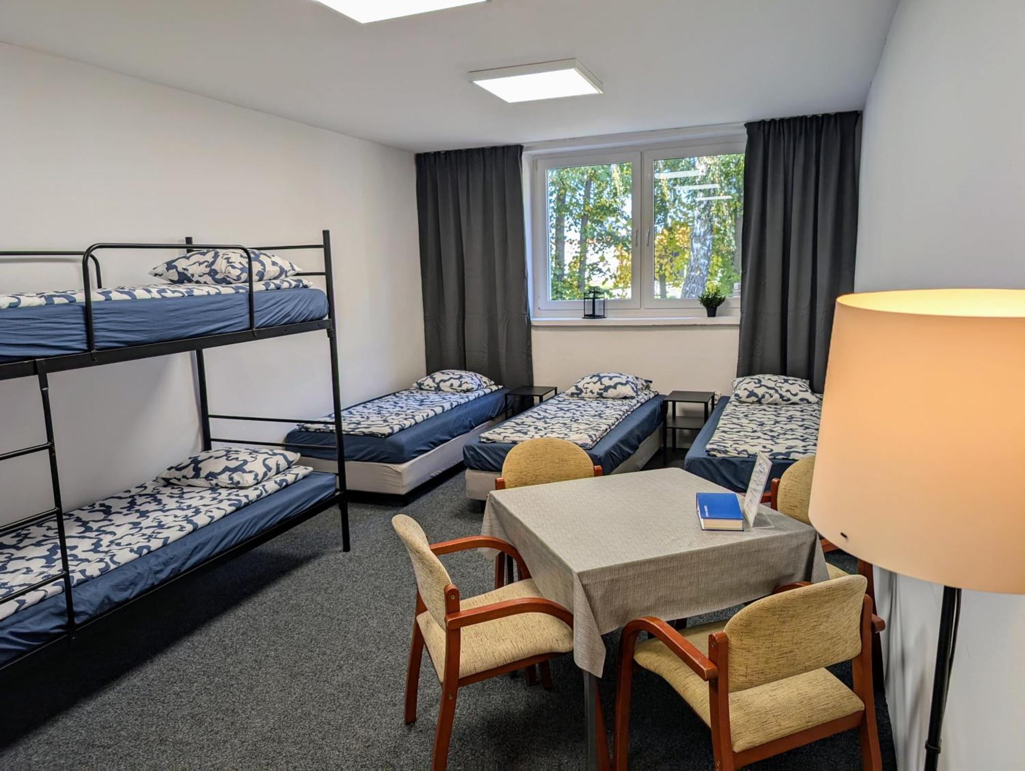 Baraczek Lotnisko Leszno Hostel Лешно Екстериор снимка