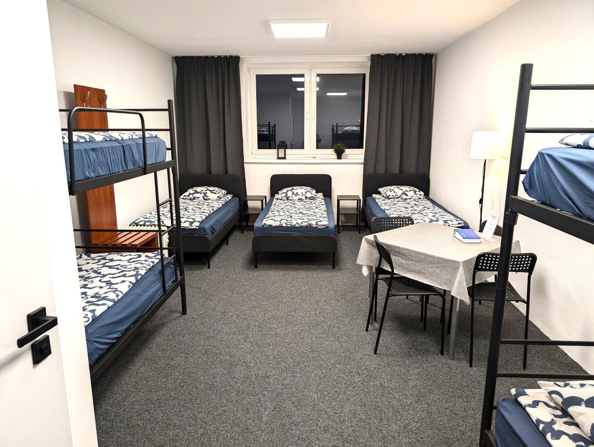 Baraczek Lotnisko Leszno Hostel Лешно Екстериор снимка