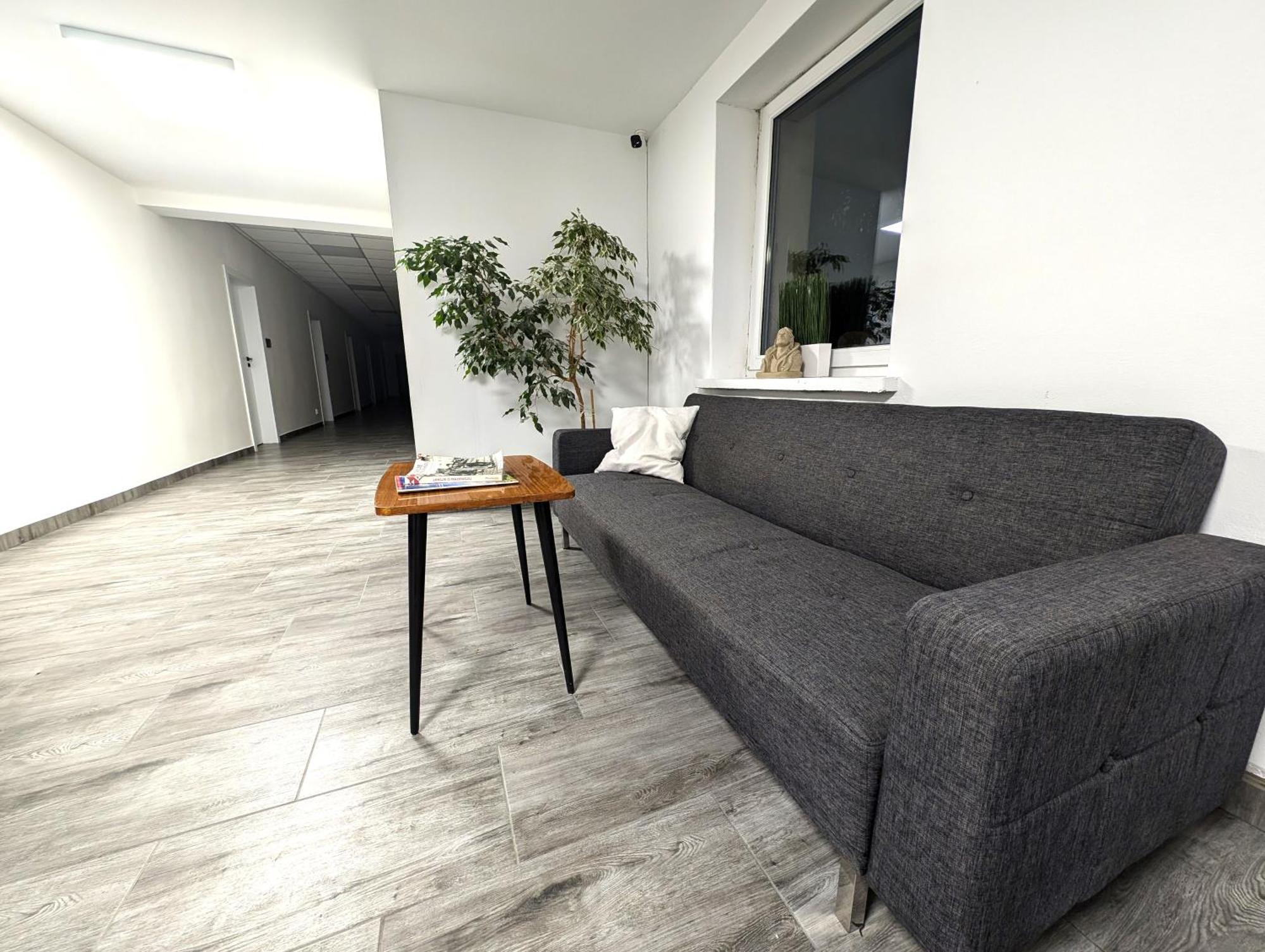 Baraczek Lotnisko Leszno Hostel Лешно Екстериор снимка
