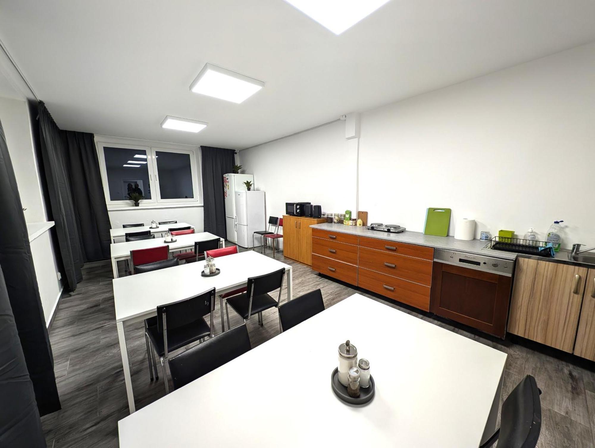 Baraczek Lotnisko Leszno Hostel Лешно Екстериор снимка
