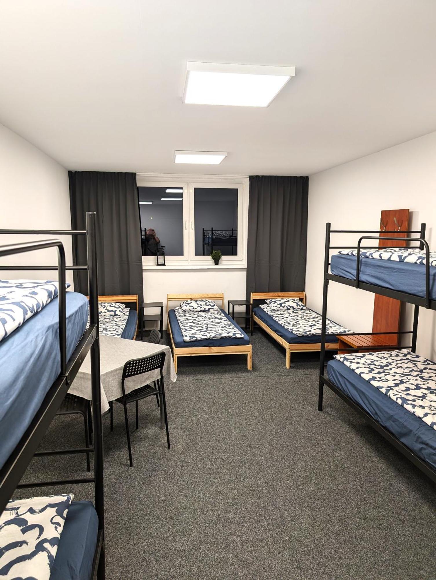 Baraczek Lotnisko Leszno Hostel Лешно Екстериор снимка